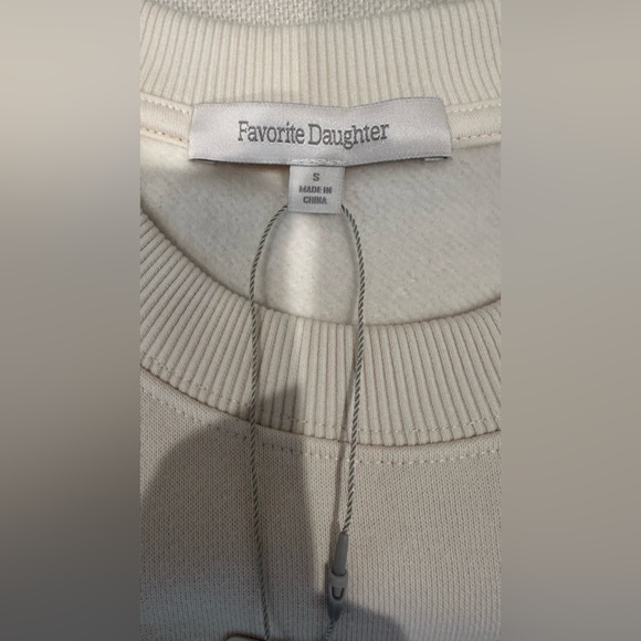 ❤️ FAVORITE DAUGHTER MOM OF THE YEAR SWEATSHIRT ❤️ - Picture 5 of 5